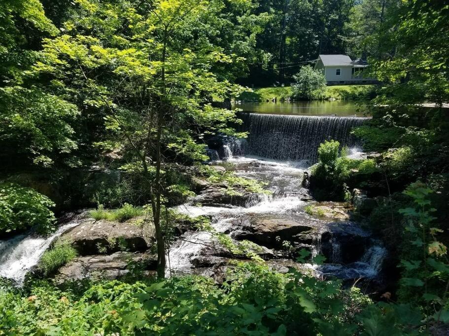 Cottage At Millpond Falls - A Romantic Escape 워릭 외부 사진